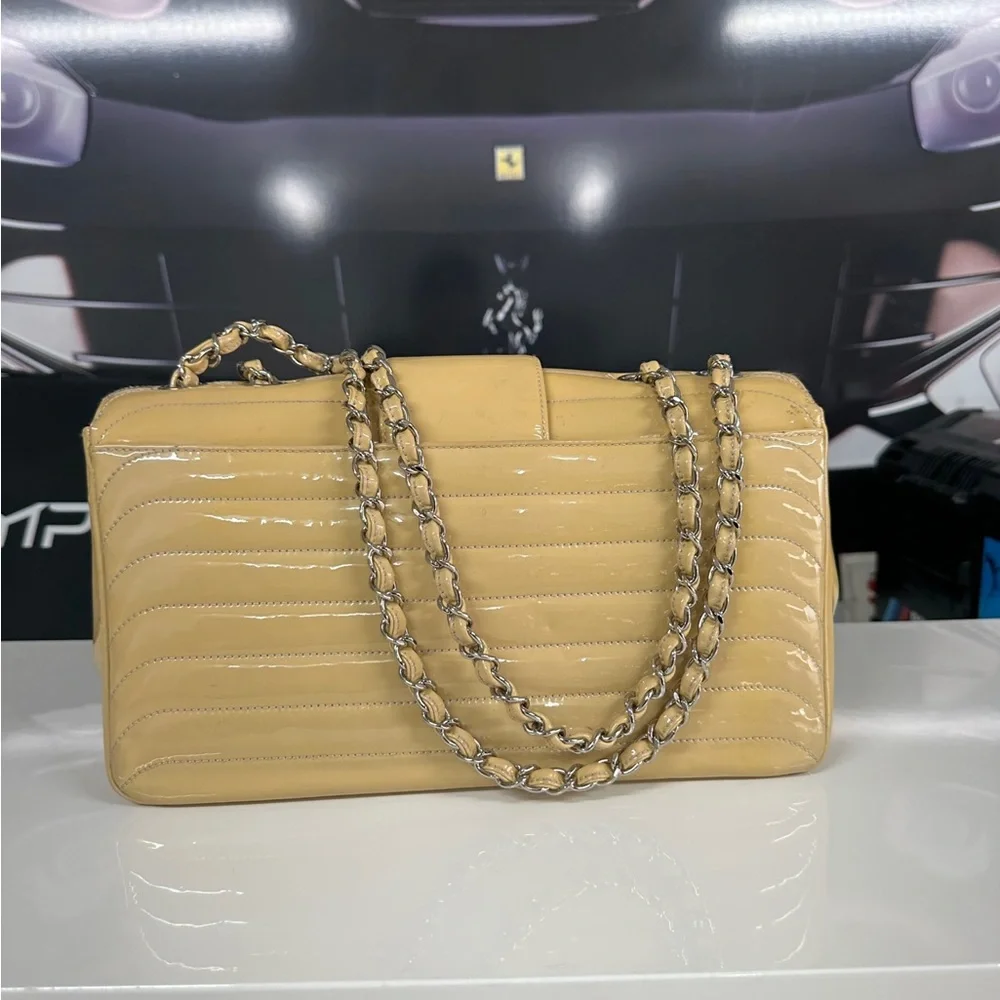 Chanel - Picture 3 of 8